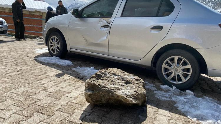 Yamaçtan kopan kayalar sokağa düştü; otomobil hasar gördü