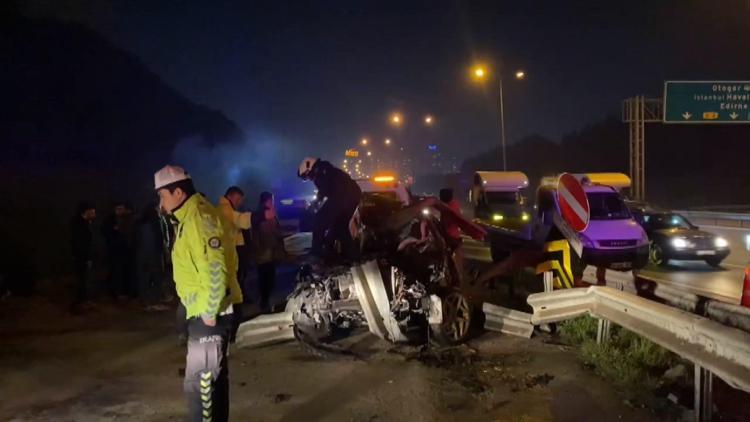 Gaziosmanpaşa TEM Otoyolunda otomobil bariyerlere saplandı