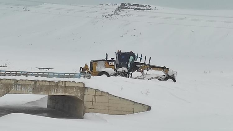Vanda 145 yerleşim yerinin yolu kardan kapandı