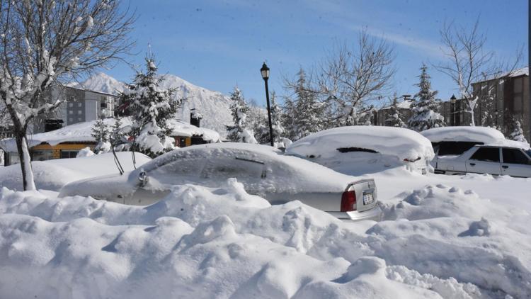 Bitlis kent merkezinde kar kalınlığı 64 santim, yükseklerde 1 metreyi geçti