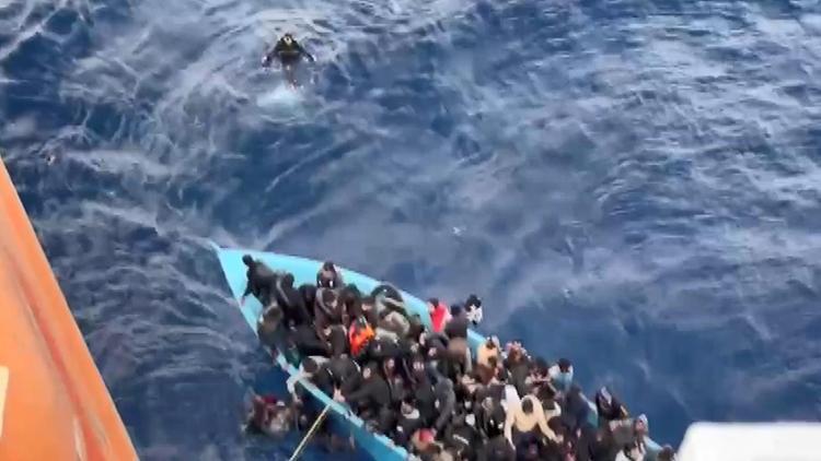 Türk tanker gemisi boğulmak üzere olan 120 mülteciyi kurtardı