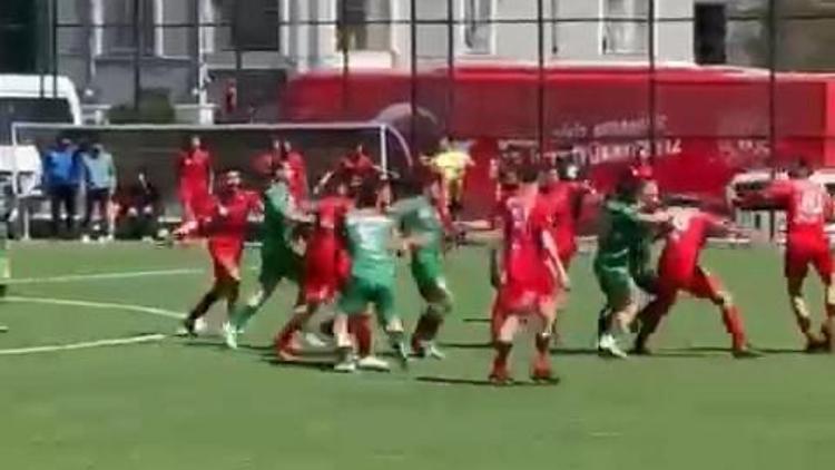 Futbol turnuvasında oyuncuların tekme tokat kavgası