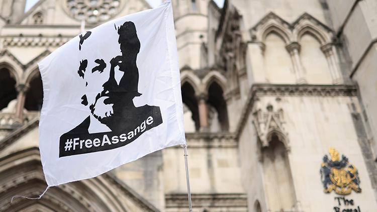 Assangeın İngiltere’den ABDye iadesi askıya alındı