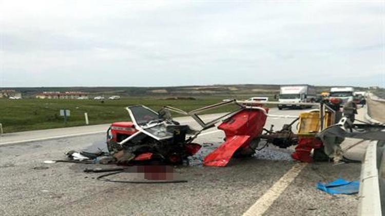 Edirnede minibüsle çarpışan traktörün sürücüsü öldü