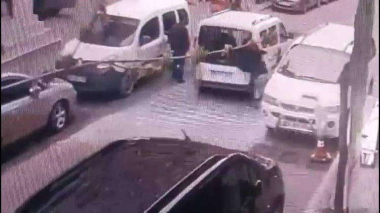 İstanbul - Küçükçekmecede skuter hafif ticari araca çarptı