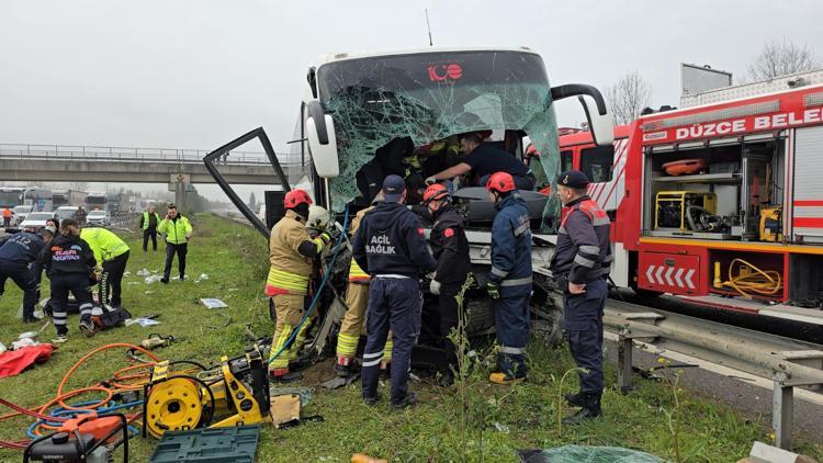 Düzcede yolcu otobüsü, bariyerlere çarptı; 17 yaralı