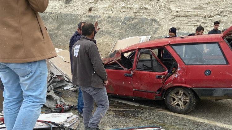 Devrilen TIR’daki malzemeler otomobilin üzerine düştü: 1 ölü, 4 ağır yaralı