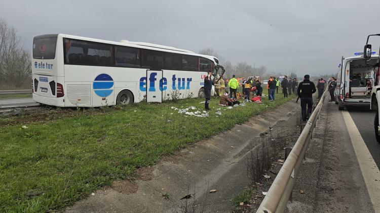 Düzcede yolcu otobüsü, TIRa ve bariyerlere çarptı; 17 yaralı