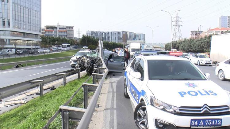 Bahçelievlerde otomobil bariyerlere çarptı