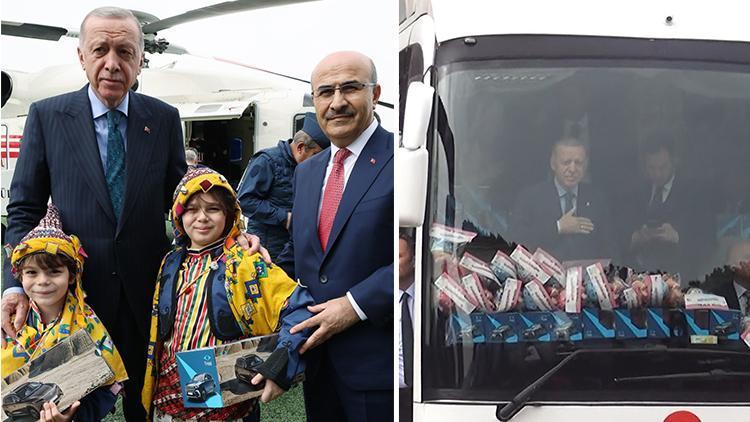 Cumhurbaşkanı Erdoğan çocuklara oyuncak Togg dağıttı
