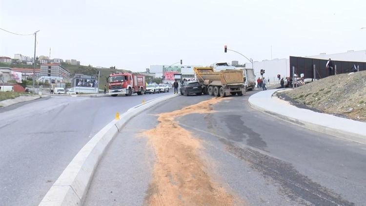 Başakşehirde kamyonet hafriyat kamyonuna çarptı; 2 yaralı