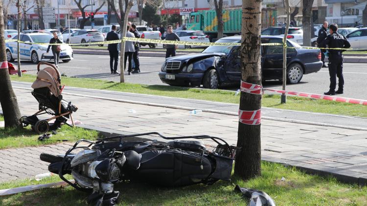 Kazada savrulan motosiklet, kaldırımdaki yayalara çarptı: 1 ölü, 3 yaralı