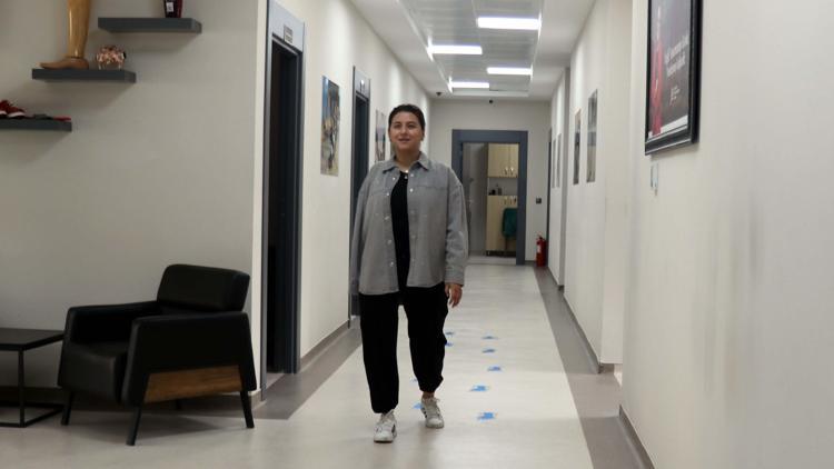 Depremde kol ve bacağını kaybeden fizyoterapist, protezli hastalar için çalışıyor
