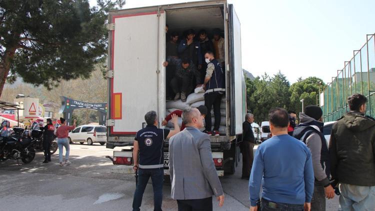 Mercimek yüklü TIRın dorsesinden 40 kaçak göçmen çıktı