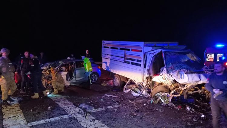 Bingölde otomobil ile kamyonet çarpıştı: 3 ölü, 4 yaralı