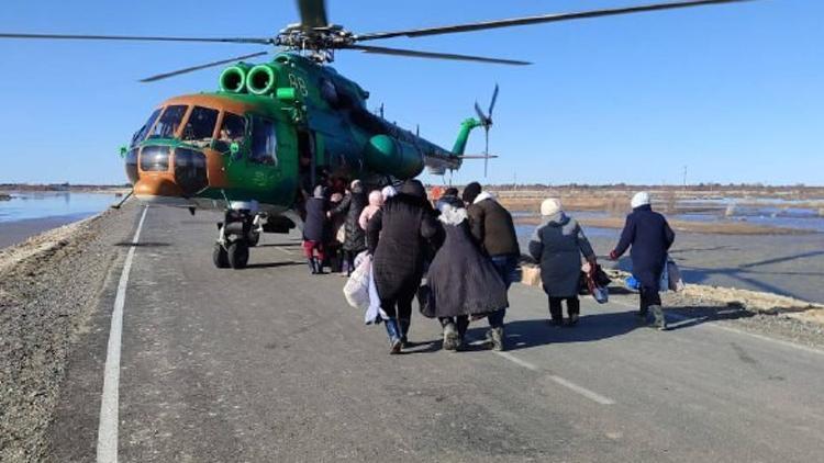 Kazakistanda sel felaketi Helikopterle tahliye edildiler