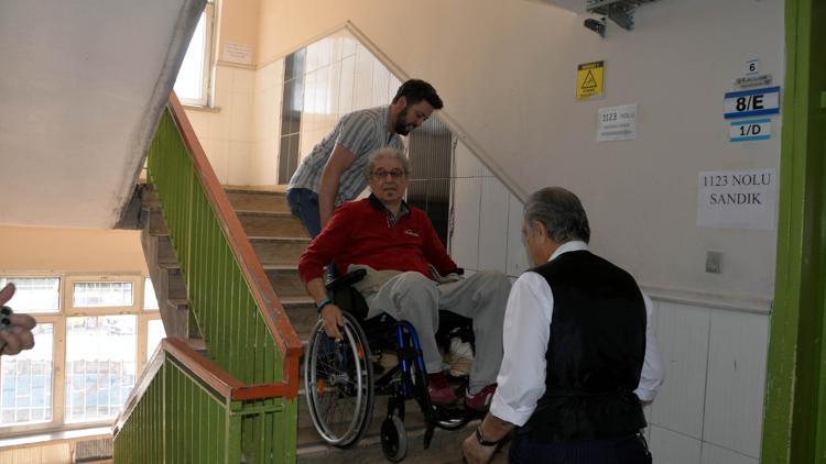 Ressam Yeşil, oy vermek için tekerlekli sandalyesi ile taşınınca tepki gösterdi