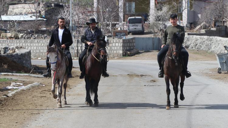 Kayseride oy kullanmaya atları ile geldiler