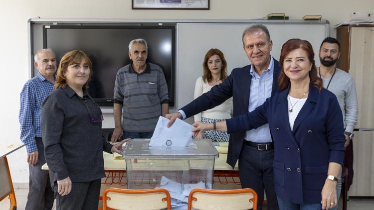 Mersinde Büyükşehir Belediyesi adayları oylarını kullandı