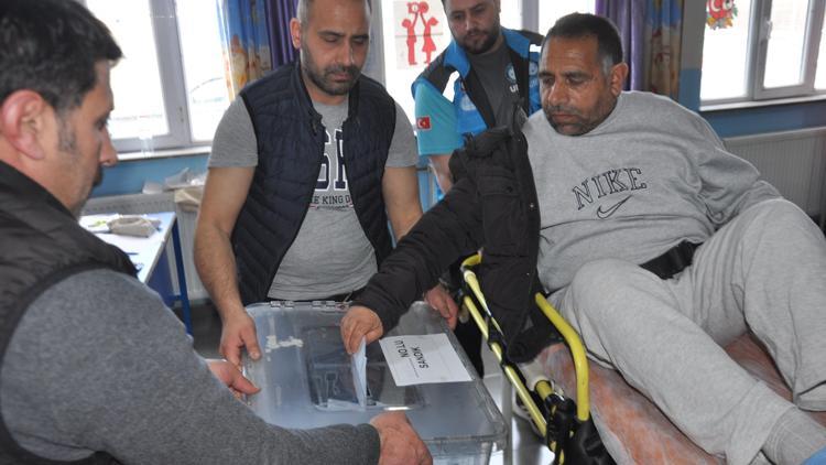Karsta engelli ve hastalar, ambulansla oy kullanmaya geldi