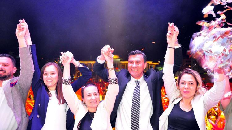 Manisada CHP’li Zeyrek başkan oldu; CHP 14, AK Parti 2, YRP 1 ilçede seçimi kazandı