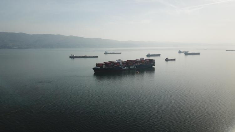 Limandaki 3 vinci yıkan konteyner yüklü gemi 16 gün sonra limandan ayrıldı