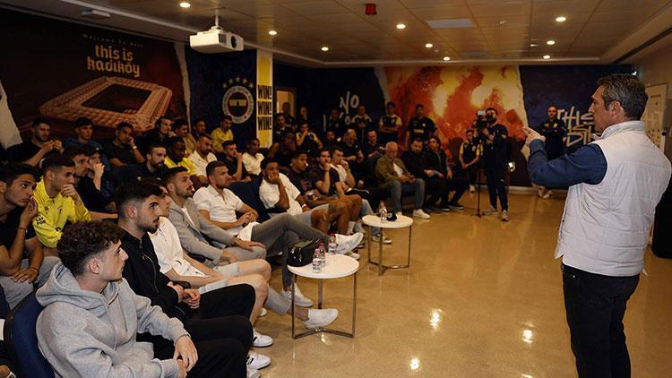 Fenerbahçede başkan Ali Koç ve futbolcular bir araya geldi... Takım: Mücadele etmek istiyoruz Koç: Hiçbir şey yapmama gibi bir durum söz konusu değil