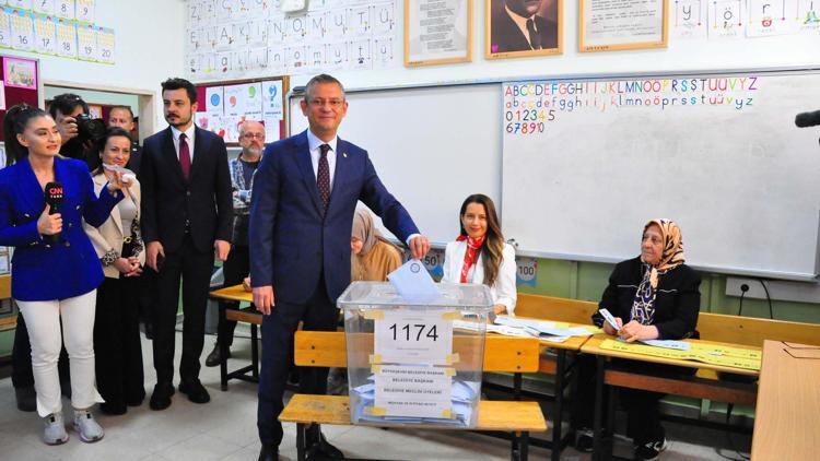 Özgür Özelin oy kullandığı sandıkta CHP adayı Zeyrek birinci çıktı