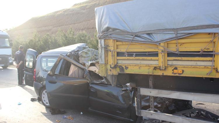 Manisada hafif ticari araç, TIRın altına girdi: 3 ölü, 1 ağır yaralı
