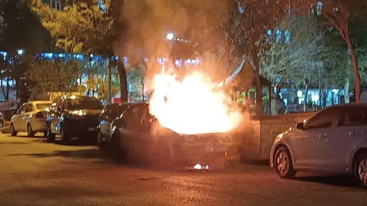Mardin’de park halindeki otomobil, yanarak kullanılamaz hale geldi
