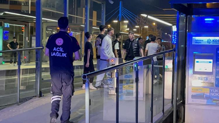 Bıçakla yaralanınca tramvay durağına sığındı, saldırganları güvenlik görevlisi engelledi