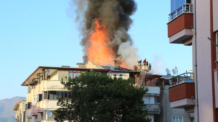 Tokat’ta 5 katlı apartmanın çatısı alev alev yandı