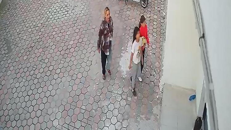 Adanada parkta 9 yaşındaki yeğenine bir kadının altın dolu çantasını çaldırdı