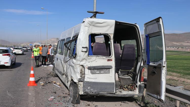 Kayseride kamyon, servis minibüslerine çarptı: 1i ağır, 10 işçi yaralı