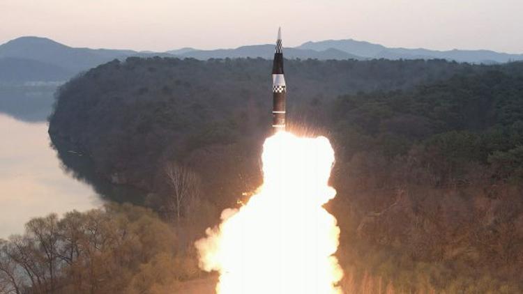 Kuzey Kore hipersonik savaş başlığı taşıyan balistik füze denedi