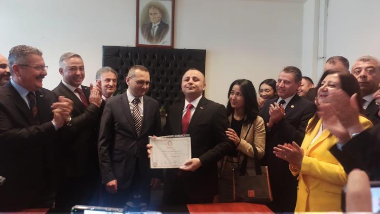CHPnin 47 yıl sonra kazandığı Amasyada, Başkan Sevindi mazbatasını aldı