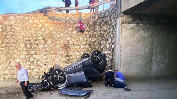 13 yaşındaki sürücünün kullandığı otomobille çarpışan otomobil köprüden uçtu: 7 yaralı