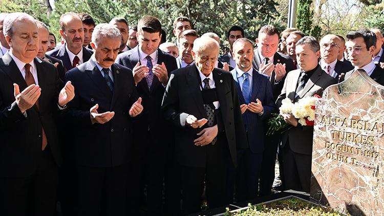Devlet Bahçeliden Alparslan Türkeşin mezarına ziyaret