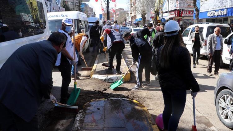 Vanda olayların sona ermesiyle şehirde sokaklar temizlenmeye başlandı