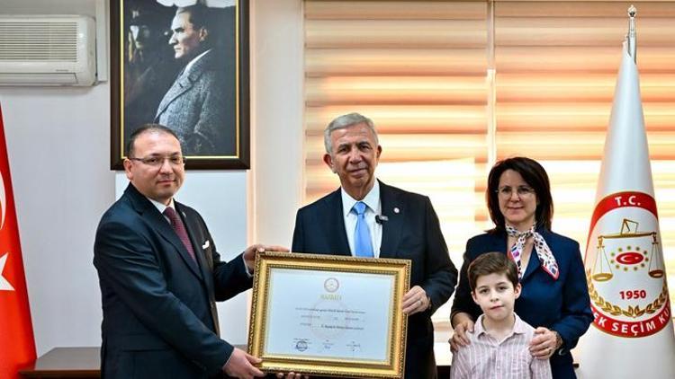 Ankara Büyükşehir Belediye Başkanı Mansur Yavaş, mazbatasını aldı