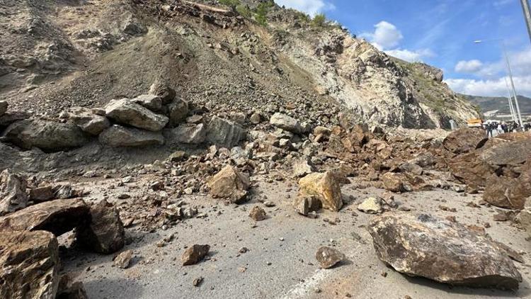 Artvinde heyelan... Yamaçtan kopan kayalar kara yoluna düştü