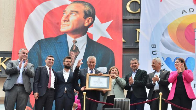 Zeydan Karalar mazbatasını aldı; CHP’ye bir çok siyasal parti mensubu oy verdi