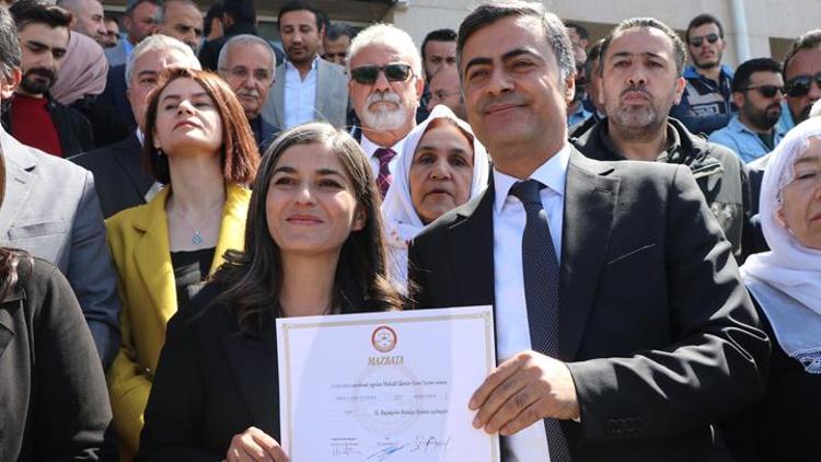 Van Büyükşehir Belediye Başkanı Abdullah Zeydan, mazbatasını aldı