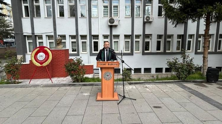 Tokatta avukatlar Atatürk Anıtına çelenk sundu