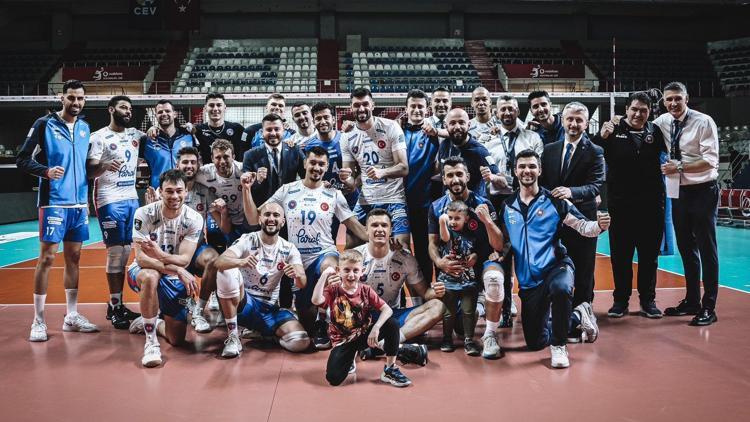 Efeler Ligi’nde ilk finalist Halkbank