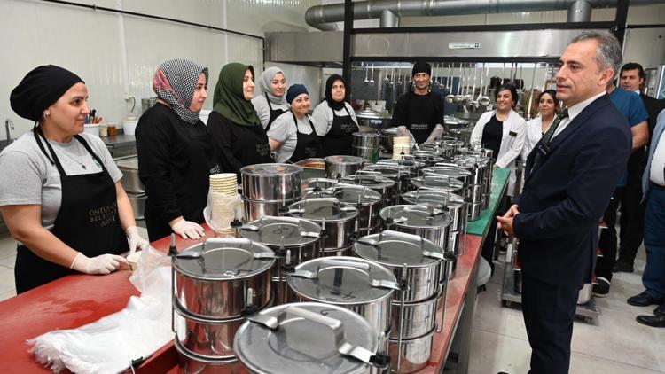 Osmaniye Belediyesi Aşevinden her gün 10 bin kişilik sıcak yemek
