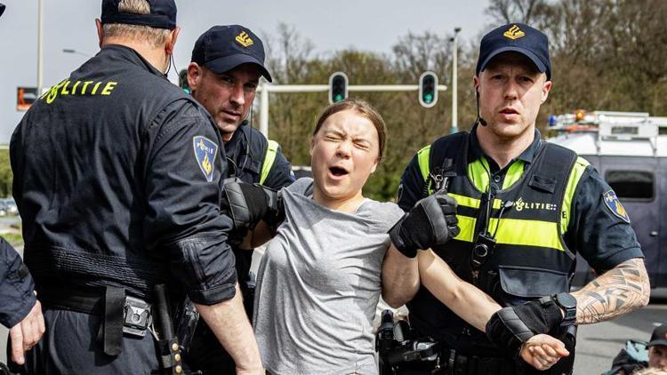 İklim aktivisti Thunberge peş peşe 2 gözaltı