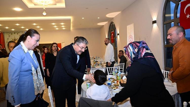 Osmaniye’de koruyucu aileler ve çocuklarına iftar yemeği