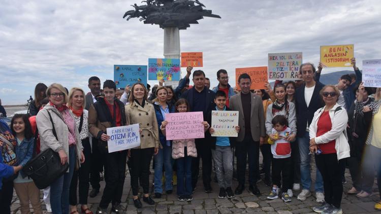 İzmirde otizmli çocuklar için farkındalık yürüyüşü