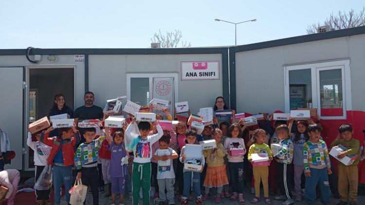 Diyarbakır’da konteyner kentte kalan çocuklara bayramlık